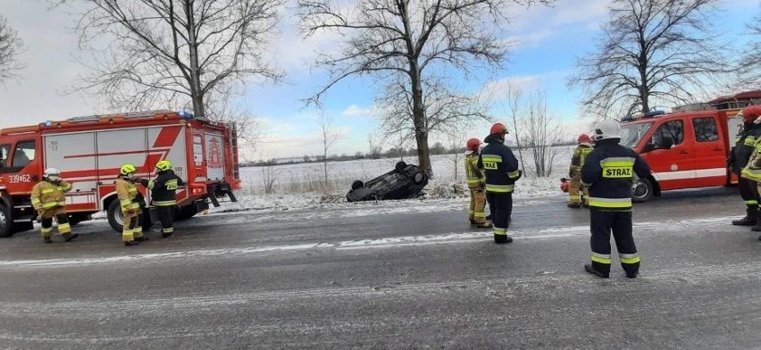 Wypadek w Koszwałach 18.03.2021 r. Samochód wypadł z drogi i dachował. 22-latkę zabrało LPR