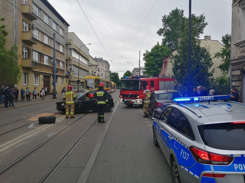 Zanim na miejsce wypadku przyjechały służby, uczestniczy...