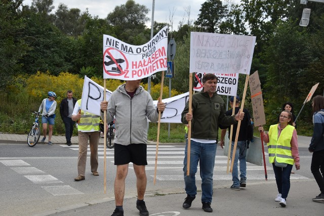 Mieszkańcy Balic i Szczyglic w gminie Zabierzów wyszli na ulice. Protestowali przeciw budowie centrum logistycznego i wzmożonemu ruchowi tirów
