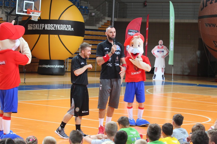 Marcin Gortat trenuje dzieci na Marcin Gortat Camp w...
