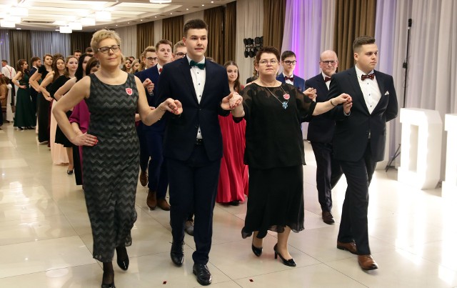 W restauracji hotelu Rudnik na studniówce bawili się przyszli maturzyści z 4 klas II Liceum Ogólnokształcące im. Króla Jana III Sobieskiego z Grudziądza. Studniówkę otworzyła dyrektor liceum Małgorzata Tomaszewska.