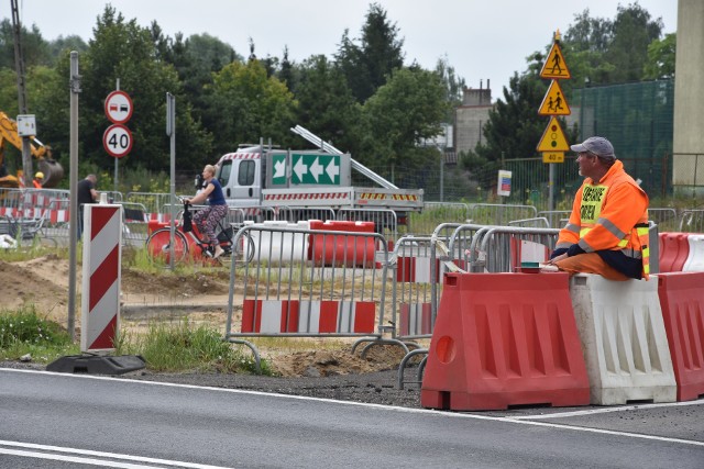 Goszcząc w Koronowie wojewoda Mikołaj Bogdanowicz odpowiadał na pytania mieszkańców dotyczące m.in. budowy S-5. Zapewnił, że na terenie gminy Koronowo wszystko przebiega sprawnie i zakończenie prac jest bliskie. Oświadczył jednak, że jest problem z budową S-5 w rejonie Szubina.  - Na razie nie wiemy  jak go rozwiązać – przyznał.Szczegóły pod kolejnymi zdjęciami