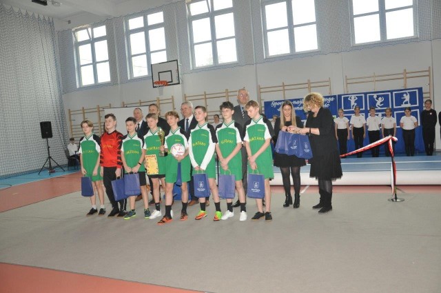 Na zdjęciu nr 1 zwycięska drużyna ze Szkoły Podstawowej w Lusinie