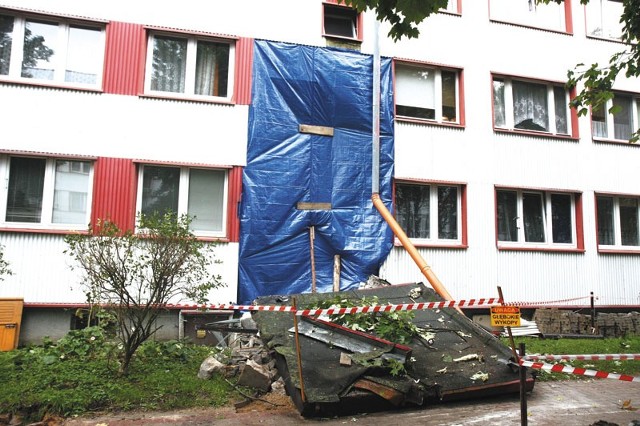 Otwór po wyrwanej ścianie w bloku przy ul. Wasilkowskiej 43 został tymczasowo zabezpieczony wiórową płytą i folią izolującą