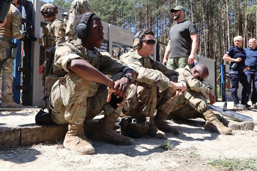 Wspólne ćwiczenia policjantów z Mielca i żołnierzy US Army.