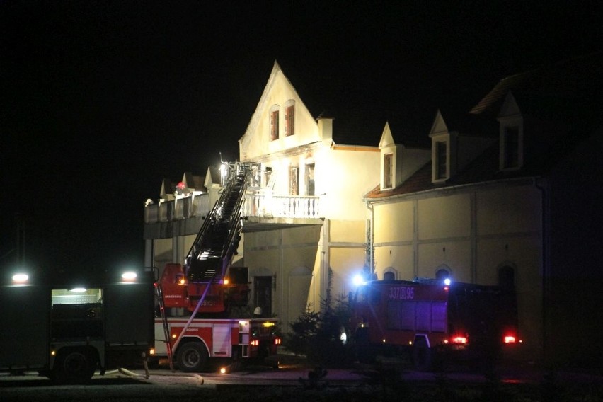 Pożar starego hotelu w Sadkowie. Na miejscu walczyło siedem zastępów straży [FOTO]