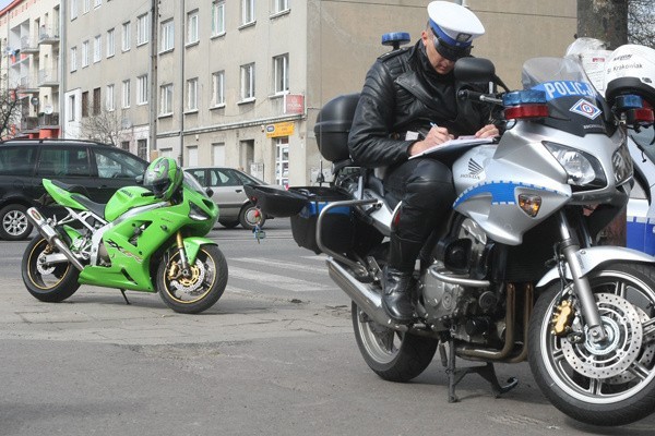 Mł. asp. Sławomir Krakowiak po pościgu zatrzymał...