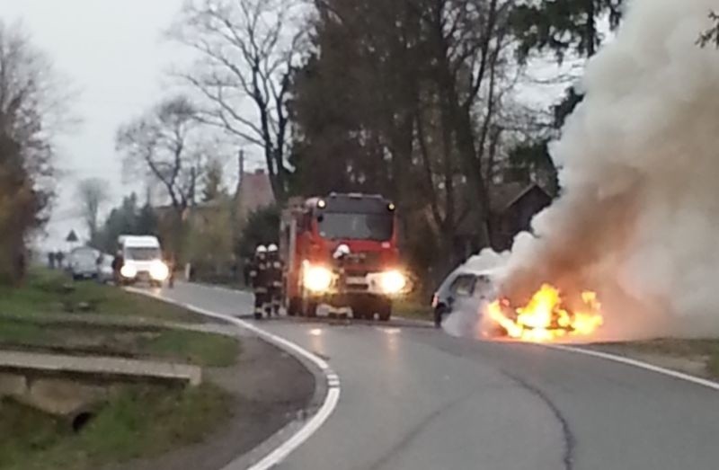 [WIDEO] Gmina Skaryszew: wypadek i pożar auta w Odechowie (zdjęcia)