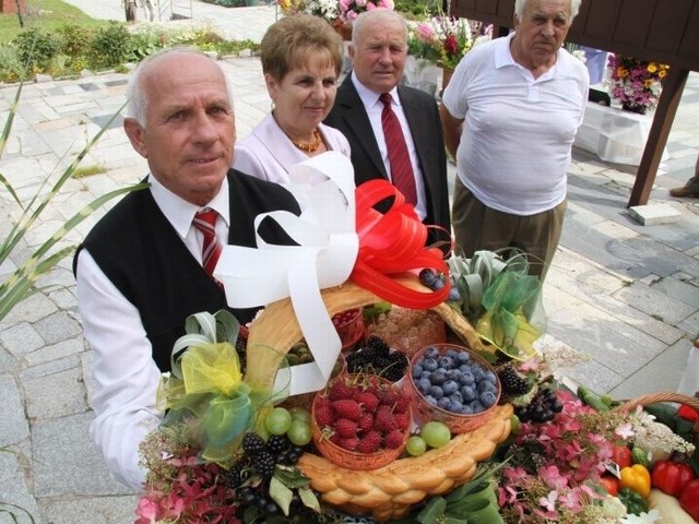 Jan Skorodzień, Lucyna i Edward Arendarczykowie oraz Jan wydra z Rodzinnych Ogródków Działkowych &#8222;Społem&#8221; w Kielcach na ulicy Wrzosowej.