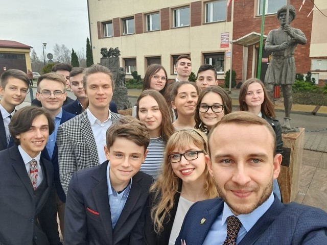Wójt gminy Miedziana Góra, Damian Sławski oraz członkowie Młodzieżowej Rady Gminy, która właśnie kończy dwuletnią kadencję.