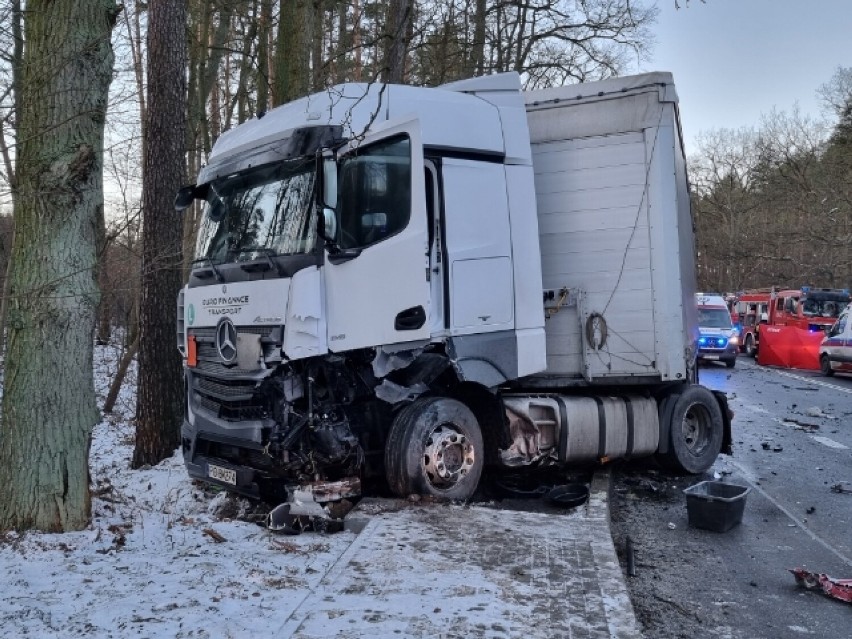 Samochód osobowy zderzył się z ciężarowym....