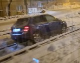 Dąbrowa Górnicza. Skoda utknęła na torowisku dla tramwajów. Kierowca prawdopodobnie nie poradził sobie z zimowymi warunkami na drodze