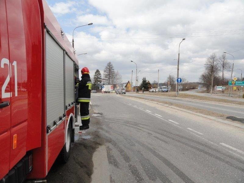 DK 75. Zderzenie ciężarówki z osobówką na skrzyżowaniu dróg krajowej i wojewódzkiej w Mochnaczce [ZDJĘCIA]