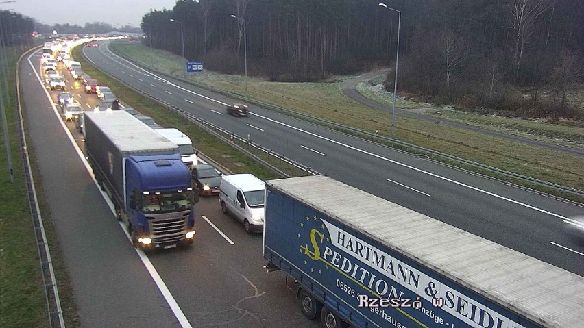 Wypadek na A4 pod Krakowem, kierowcy utkną w ogromnym korku