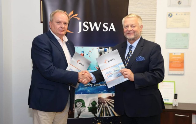 Porozumienie ZSCL i JSW podpisywały władze spółki, szkoły, a także powiatu, który sprawuje nad nią pieczę.