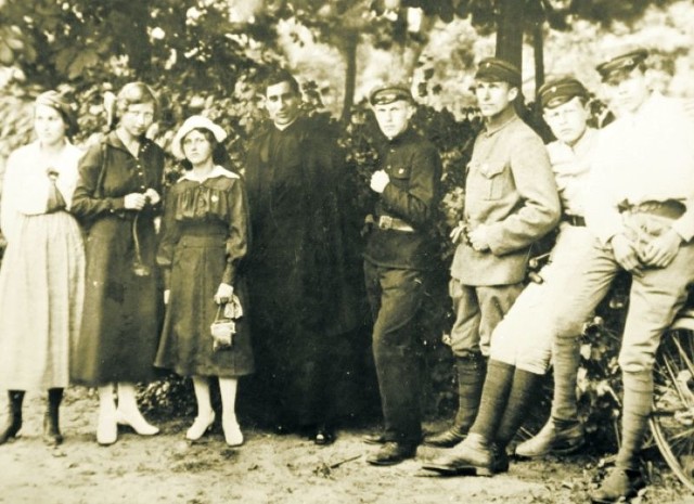 1919 r. Szarże drużyn harcerskich w Białymstoku z komendantem hufca ks. Stanisławem Marcinkowskim. Alfred Niwiński w środku.