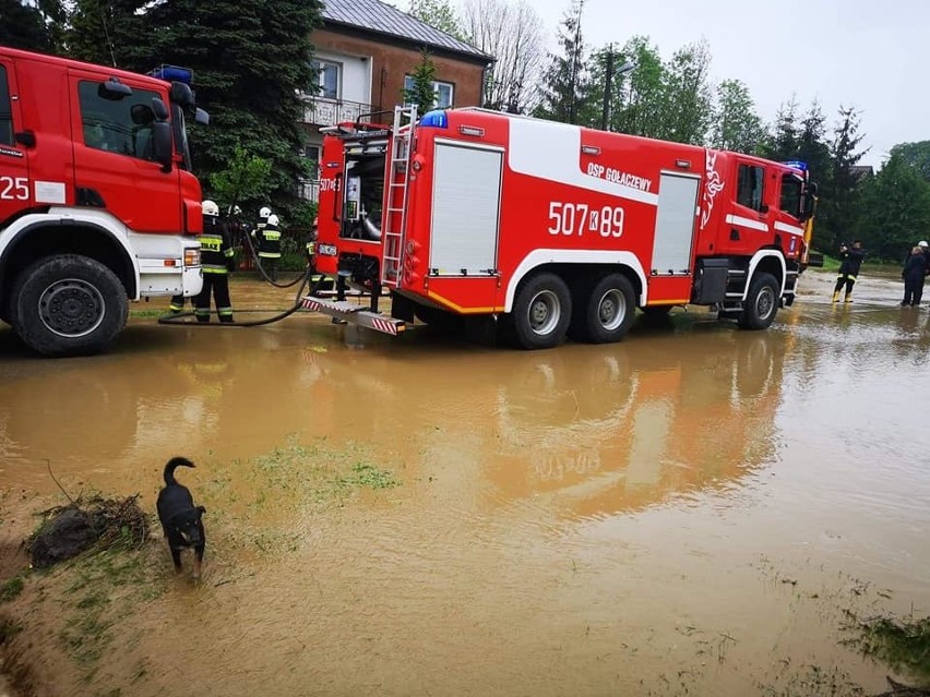 Strażakom z powiatu olkuskiego udało się opanować żywioł. Zobacz, jak walczyli z wielką wodą