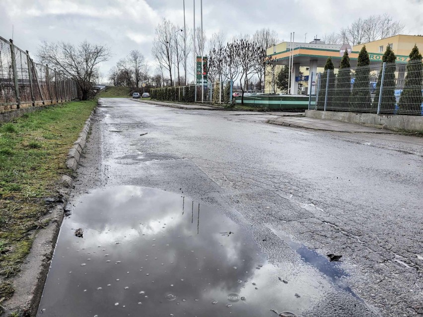 Fabryczne dziury poczekają na załatanie osiedla...