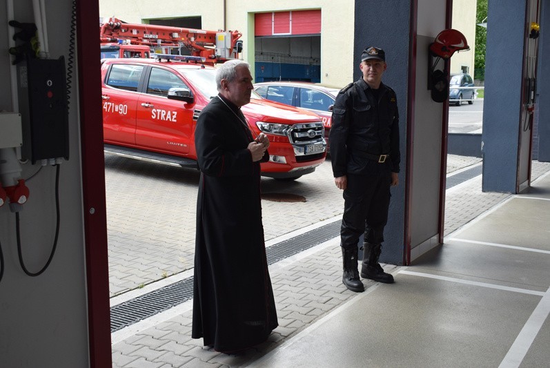 Biskup diecezji sandomierskiej Krzysztof Nitkiewicz odwiedził Komendę Powiatową Państwowej Straży Pożarnej w Sandomierzu [ZDJĘCIA]
