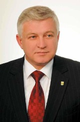 Jerzy Sirak, burmistrz Hajnówki, sprawdza swojego poprzednika