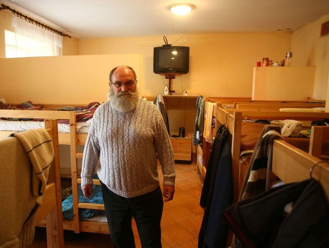 -Warunkiem pobytu  jest trzeźwość  - mówi Wojciech Dąbrowski, kierownik  placówek dla bezdomnych w Radomiu przy ulicy Zagłoby.