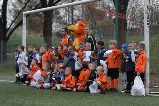 W Akademii Piłki Nożnej Chrobrego Głogów trenuje ponad 400 młodych piłkarzy. W przypadku podpisania porozumienia, to oni zyskają najwięcej.