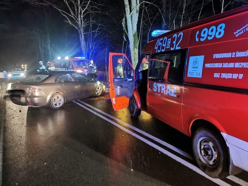 Wypadek na trasie Nowa Karczma-Grabówko. Samochód uderzył w drzewo, jedna osoba została ranna