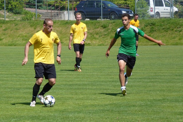 W nowym sezonie Bałtyckiej trzeciej ligi w zespole z Manowa zobaczymy m.in. pozyskanego z Iskry Białogard, Damiana Lisiaka (w zielonej koszulce).