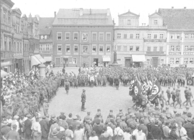 Tak wyglądał Rynek w Bytomiu Odrz. w połowie lat 30. ubiegłego wieku. Wtedy rządzili tu naziści. Od poniedziałku sceneria miasteczka będzie przypominać czasy z końca II wojny światowej.
