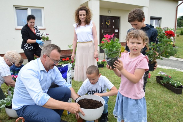 Kwiatowy prezent przyjechał do Domów dla Dzieci i Młodzieży w Łoniowie.