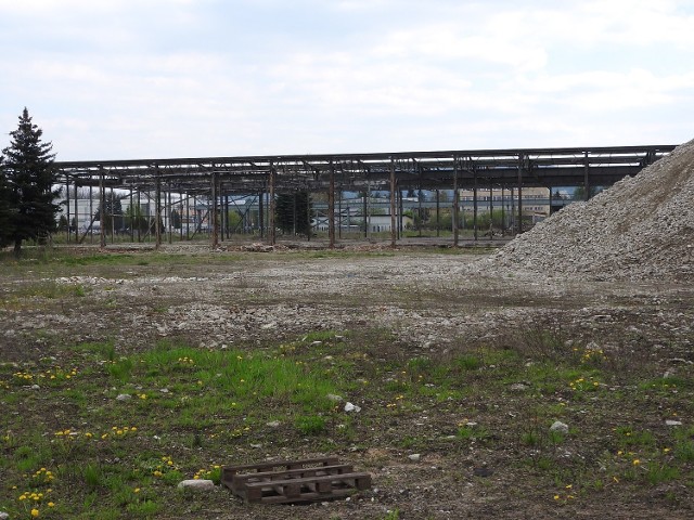 Działki po zakładach upadłego Bumaru znajdują się blisko centrum miasta, tuż przy obwodnicy. W 2012 r. wystawiono je na sprzedaż za 12,5 mln zł.