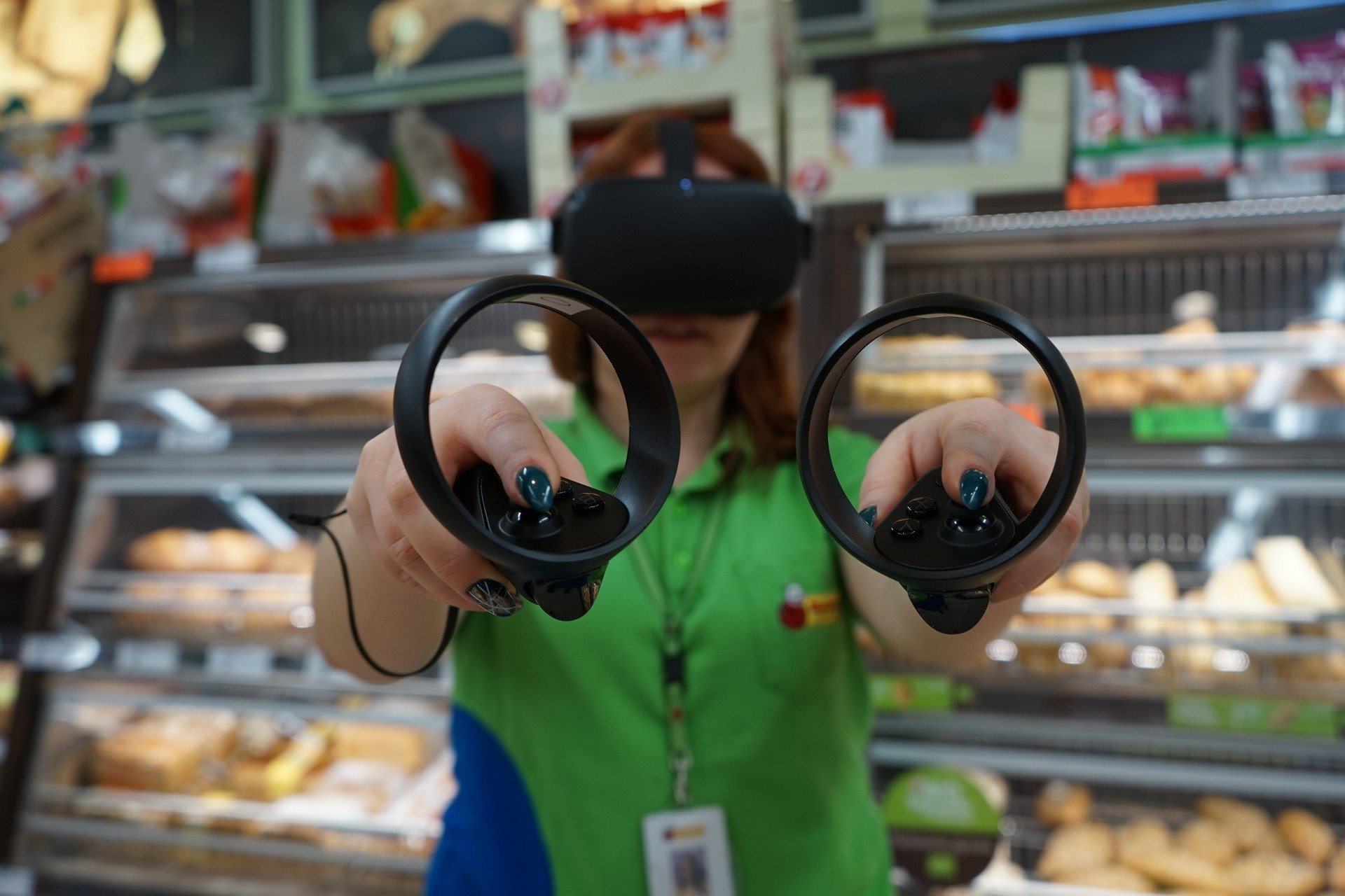 W Biedronce w Łodzi uczą się wirtualnie piec chleb. Biedronka testuje gogle  wirtualnej rzeczywistości ZDJĘCIA | Dziennik Łódzki