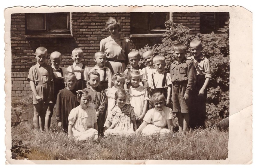 Rok szkolny w Bebelnie w gminie Włoszczowa na starych fotografiach. Poznajesz kogoś? (ZDJĘCIA)