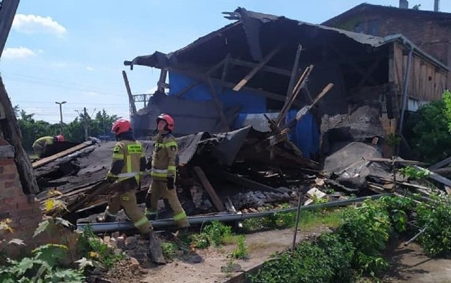 Do niebezpiecznego zdarzenia doszło w sobotę, 5 czerwca w Świebodzinie. Straż pożarna otrzymała zgłoszenie dotyczące zawalenia się dachu w nieużytkowanym budynku magazynowym PKP.  Po przyjeździe na miejsce  strażacy ustalili, że zawaliła się drewniana konstrukcja dachowa pokryta papą. Na szczęście nikomu nic się nie stało- Działania zastępów polegały na przeszukaniu całego budynku wraz z pomieszczeniami piwnicznymi. Przy użyciu pilarki wykonano otwory rewizyjne w celu łatwiejszego dostępu do zawaliska, dodatkowo całość sprawdzono, wykorzystując kamerę termowizyjną. Osób poszkodowanych nie stwierdzono. Miejsca zdarzenia celem jego zabezpieczenia przekazano Straży Ochrony Kolei - informuje rzecznik prasowy świebodzińskiej straży pożarnej. W zdarzeniu udział brały: 3 zastępy JRG Świebodzin; policja oraz Straż Ochrony Kolei. Czytaj również: Tragedie na lubuskich drogach. Zaledwie w trzy dni pięć osób zginęło na drogach w województwie lubuskim