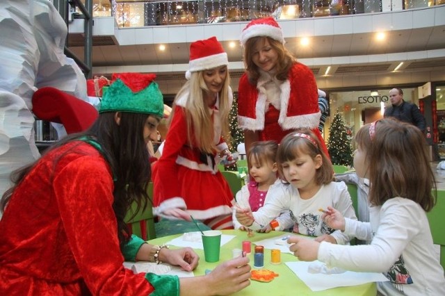 Od lewej: Lena Drabnik oraz Amelia i Gabrysia Mikita wraz z Mikołajkami malowały świąteczne obrazki.