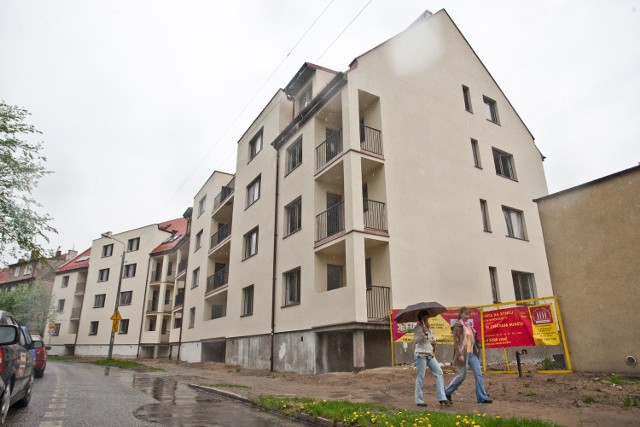 Nowe mieszkania w Słupsku czekają na chętnych z pieniędzmi W nowym budynku przy ul. Małachowskiego do sprzedaży jest 47 mieszkań.