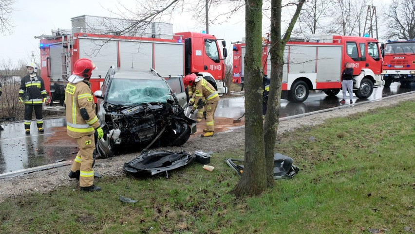 Wypadek koło Chojnic w poniedziałek, 12.04.2021 r. Na DW 212...