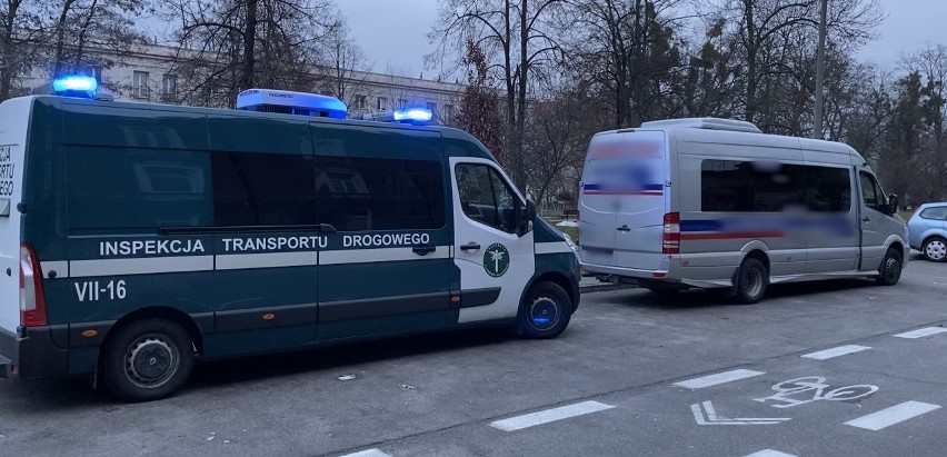 W Radomiu inspektorzy transportu drogowego kontrolowali autobusy podmiejskie. Zatrzymali trzy dowody rejestracyjne z powodu usterek