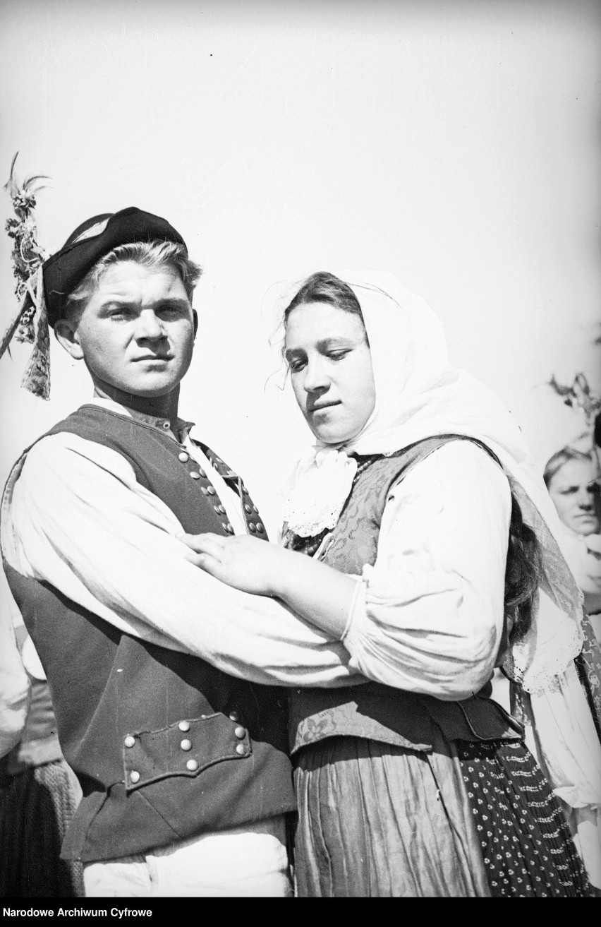 Górale z okolic Leska podczas tańca
1936