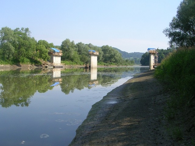 Przebudowa mostu w RajskimW miejscowości Rajskie w Bieszczadach trwa przebudowa mostu na Sanie. Prace potrwają do konca paLdziernika.