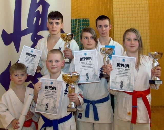 Zawodnicy Sandomierskiego Klubu Karate z dobrej strony pokazali się na zawodach w Przeworsku.