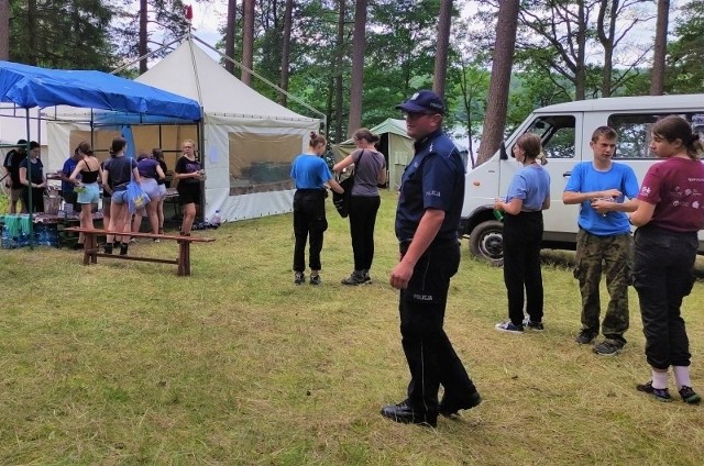 Dzielnicowi kontrolują obozy harcerskie w powiecie bytowskim.