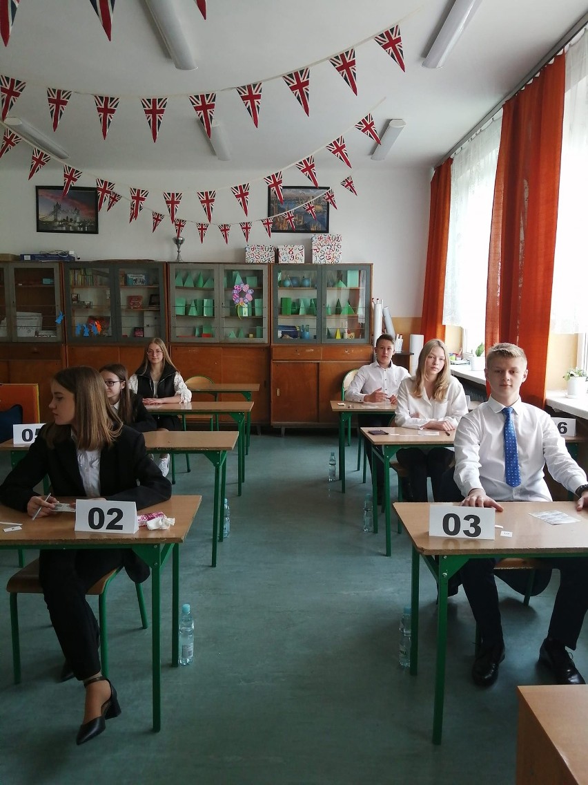 Egzamin ósmoklasisty z języka polskiego w Szkole Podstawowej w Radlinie, w gminie Górno. Zobaczcie zdjęcia