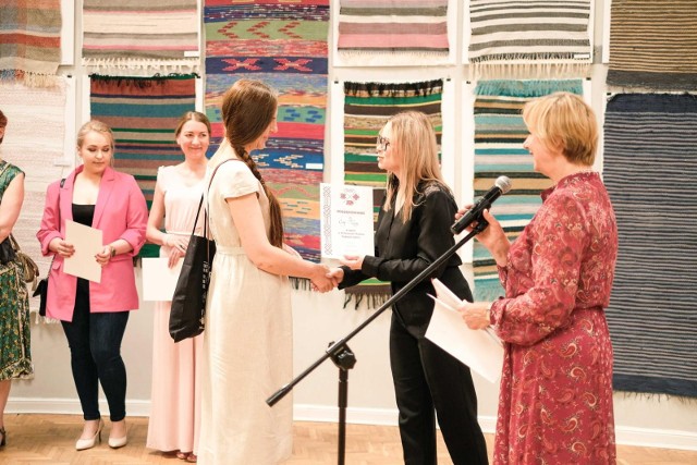 Podczas otwarcia wystawy w białostockich Spodkach Agnieszka Kurzyna-Zarzecka, dyrektor Podlaskiego Instytutu Kultury, podziękowała twórcom i wręczyła im dyplom