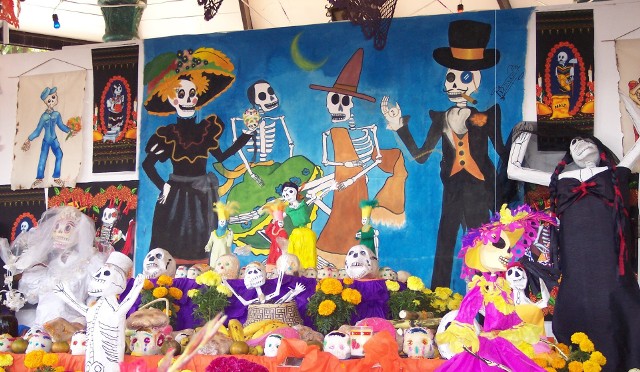1 i 2 listopada w Meksyku odbywa się Día de los Muertos, czyli Święto Zmarłych. W domach i na ulicach można znaleźć ofrendy, czyli specjalnie przygotowane ołtarze dla zmarłych. Na tych kolorowych konstrukcjach układa się kwiaty, świece, zdjęcia, jedzenie i napoje, a także ulubione przedmioty zmarłych.
