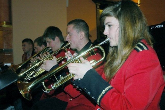 Młodzieżowa Orkiestra Dęta w bielskim Karmelu zagrała koncert kolęd