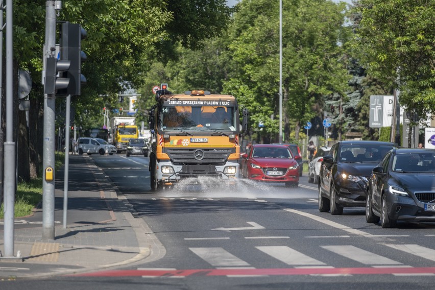 Poznań: Upał w mieście - na ulice wyjechały polewaczki [ZDJĘCIA]