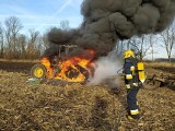 Ależ ogień! Pożar traktora na polu pod Wrocławiem