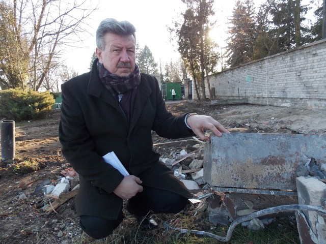 - Będziemy domagać się odszkodowania - mówił nam w poniedziałek Henryk Siudajewski na gruzach pawilonu przy cmentarzu. Przed laty ten obiekt był własnością jego rodziny. Dziś Siudajewski jest pełnomocnikiem Adriana Urbaniaka.