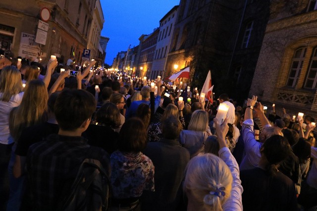 W Toruniu odbyła się dziś (22.07) kolejna manifestacja przeciwko zmianom w SN. Jednym z jej uczestników był prof. Leszek Balcerowicz.